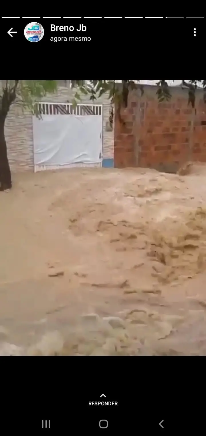 Imagem da notícia: Chuva causa alagamentos, derruba poste, invade casas e escola em Carnaubal, no Ceará