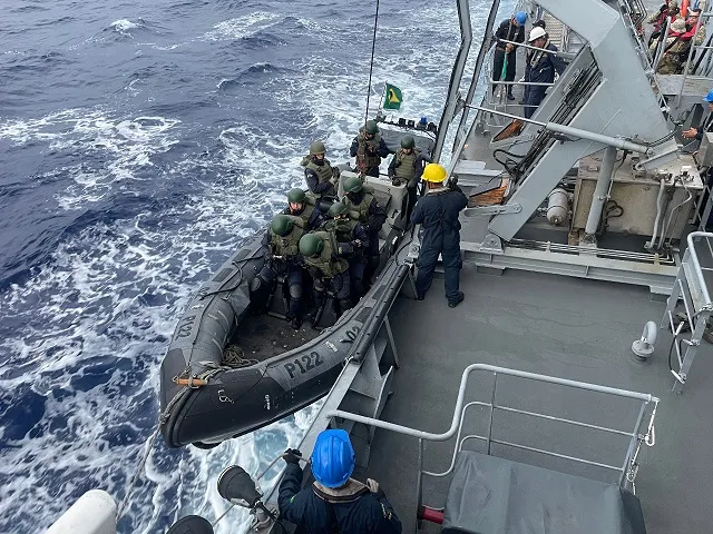Polícia Federal em operação que resultou na apreensão de barco na costa cearense