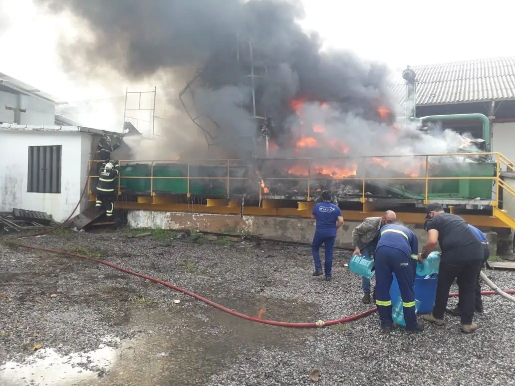 Imagem da notícia: Corpo de Bombeiros é acionado para conter incêndio em fábrica de plástico em Fortaleza