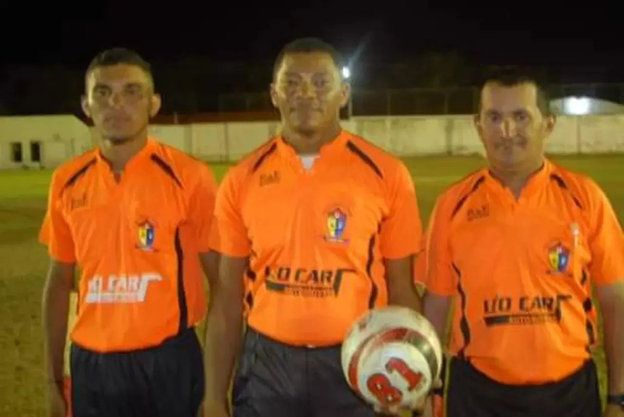 Imagem da notícia: Árbitro morre ao ser atingido por raio durante partida de futebol no Piauí