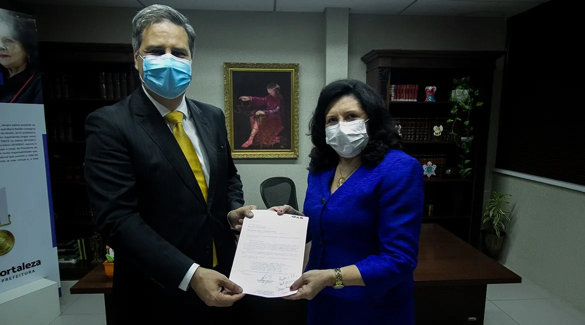 Presidente da OAB-CE, Erinaldo Dantas, entregou as listas com nomes dos advogados à presidente do TJCE, Nailde Pinheiro, na última sexta