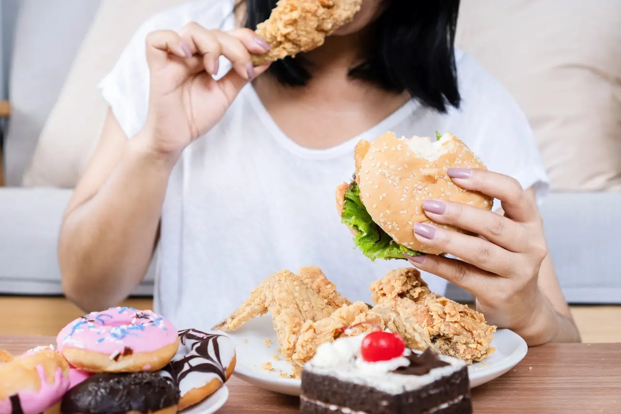 Imagem da notícia: Comeu demais? Nutricionista dá dicas do que fazer após episódios de exagero alimentar  