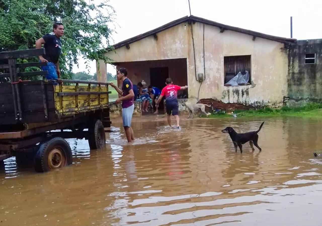 Imagem da notícia: Cearense dorme pronta para deixar casa a qualquer momento por causa da chuva em Várzea Alegre: ‘medo não passou'