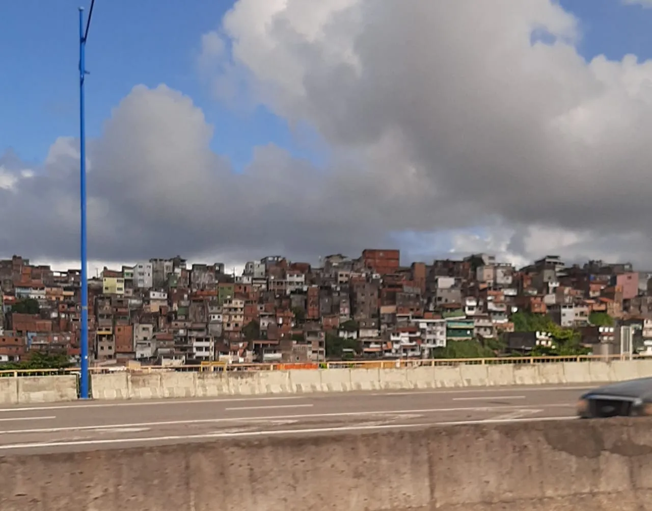 Salvador tem seu relevo marcado por colinas ocupadas, em muitos casos, por assentamentos precários.