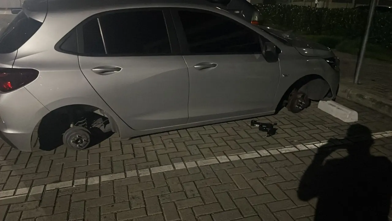 Imagem da notícia: Motorista encontra carro sem parte dos pneus após sair de festa em Fortaleza