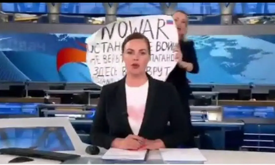 Imagem da notícia: Mulher invade TV estatal russa para protestar contra a guerra