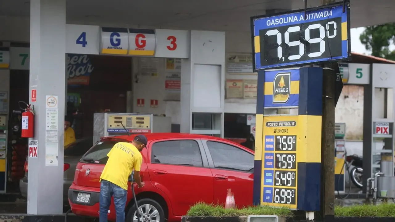 Imagem da notícia: Consumo de gasolina e diesel cresce no Ceará em 2022 apesar dos preços altos nas bombas