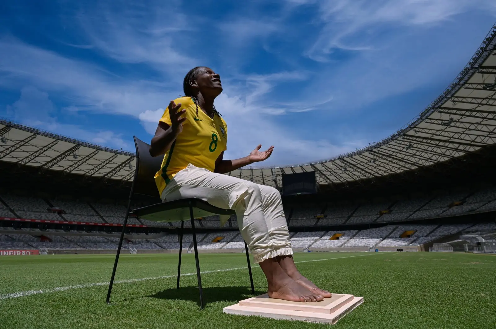 Imagem da notícia: Formiga é a primeira mulher a ser eternizada na calçada da fama do Mineirão