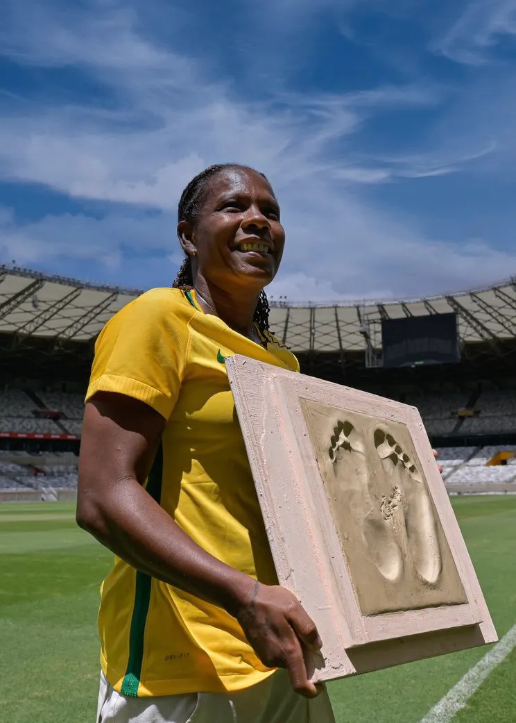 Aos 44 anos, Formiga é a primeira mulher a ter os pés cravados no Mineirão.