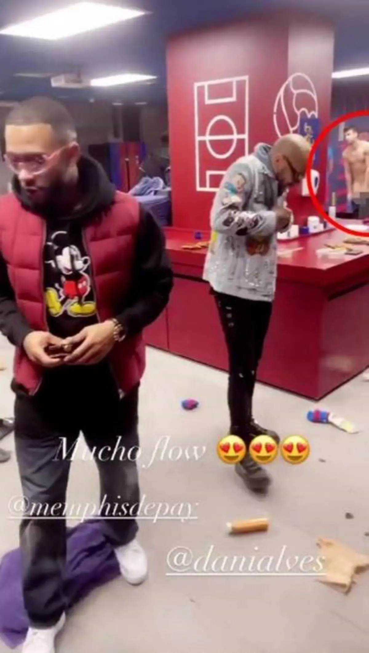 Imagem da notícia: Gerard Piqué é flagrado nu no vestiário em vídeo de jogador do Barcelona