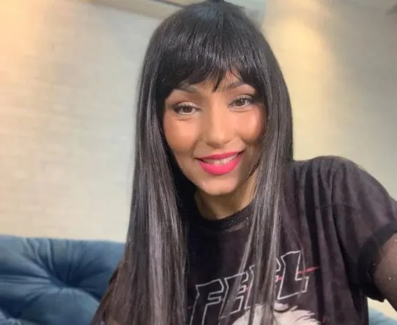 Natália mora em São Paulo e trabalha como cantora