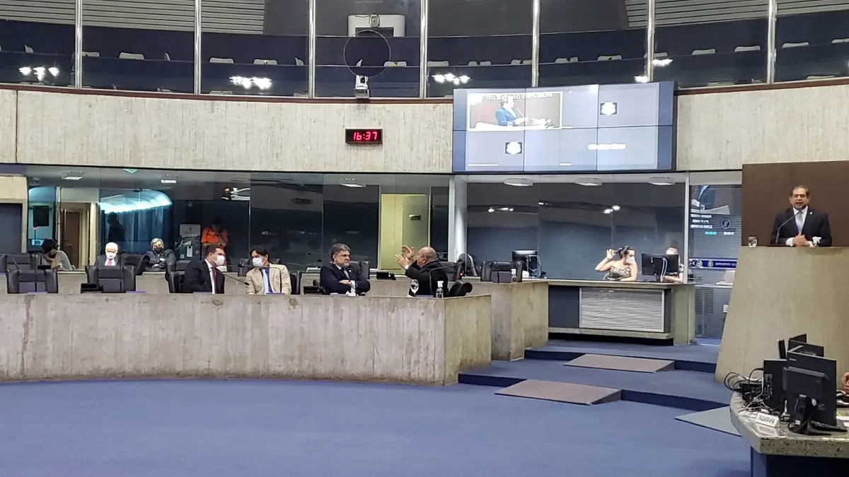 Zezinho Albuquerque em discurso na AL