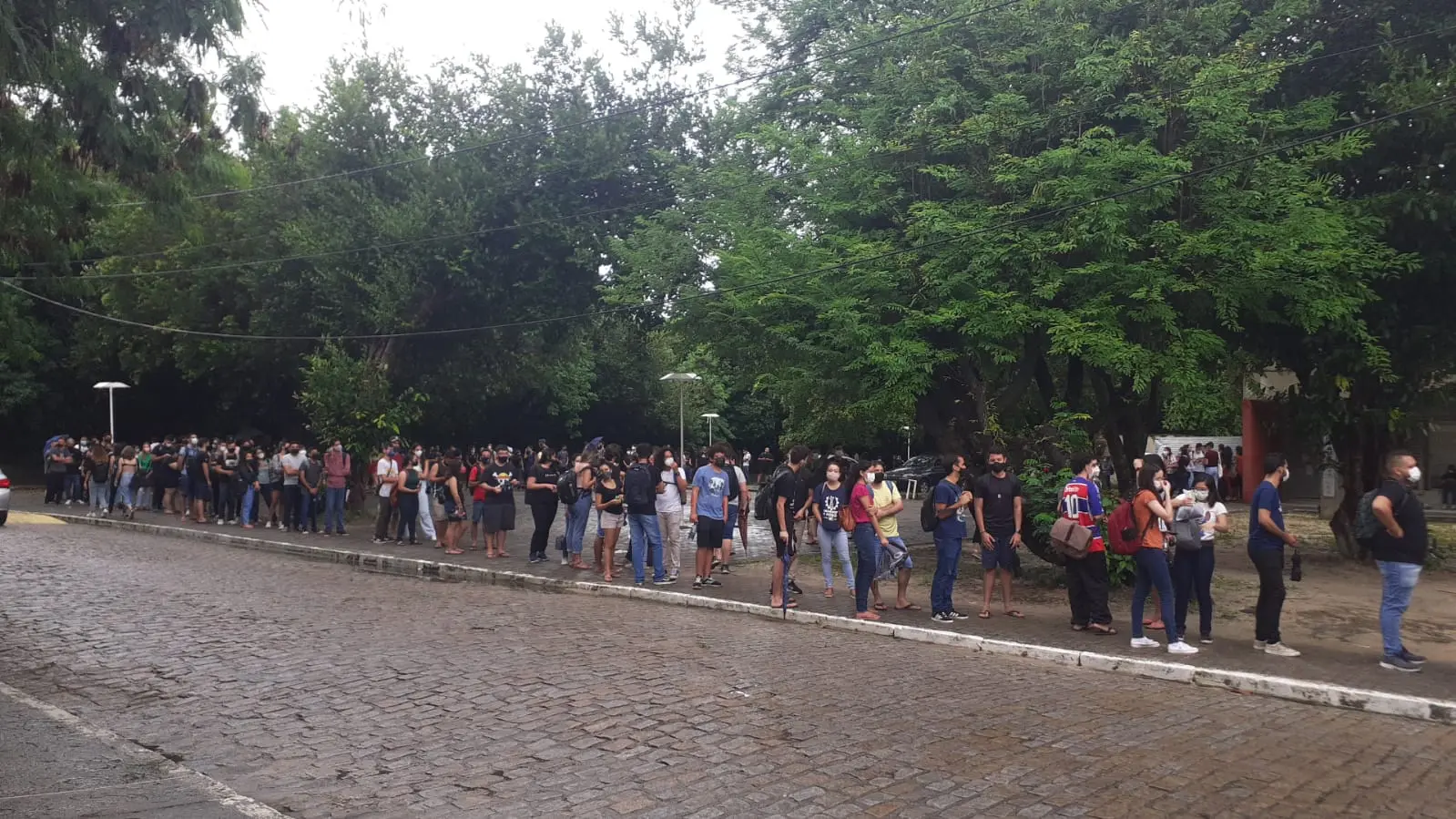 Imagem da notícia: Alunos da UFC enfrentam filas na reabertura de restaurantes universitários