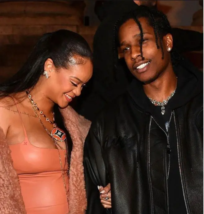 Imagem da notícia: Rihanna revela que está no último trimestre da gravidez; cantora vem ao Brasil neste mês