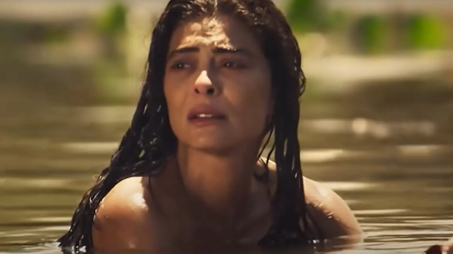 Imagem da notícia: Juliana Paes se depara com jacaré e foge durante gravações de 'Pantanal': 'Quase levei mordidinha'