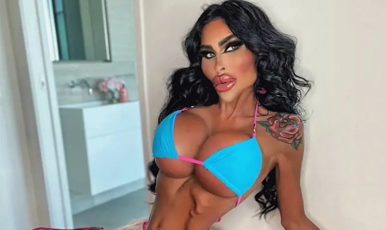 Imagem da notícia: 'Barbie humana' já gastou mais R$ 1 milhão em cirurgias plásticas