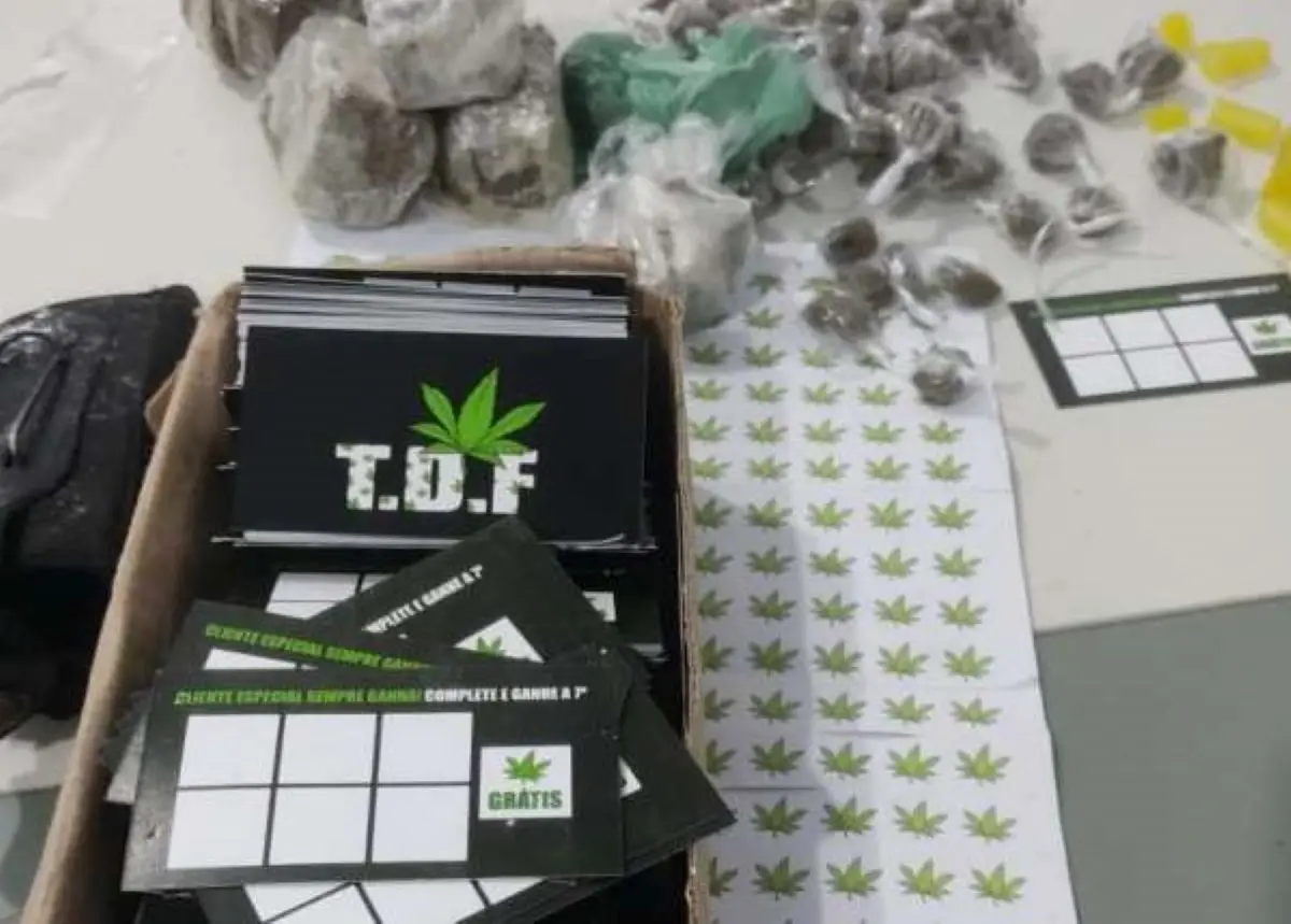 Imagem da notícia: PMs apreendem 'cartões fidelidade' de tráfico de drogas em Caucaia: 'Cliente especial sempre ganha' 