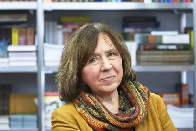 A guerra não tem rosto de mulher, da autora ucraniana Svetlana Aleksiévitch, vencedora do prêmio Nobel de literatura, conversa com mulheres que combateram o nazismo, na Segunda Guerra Mundial.