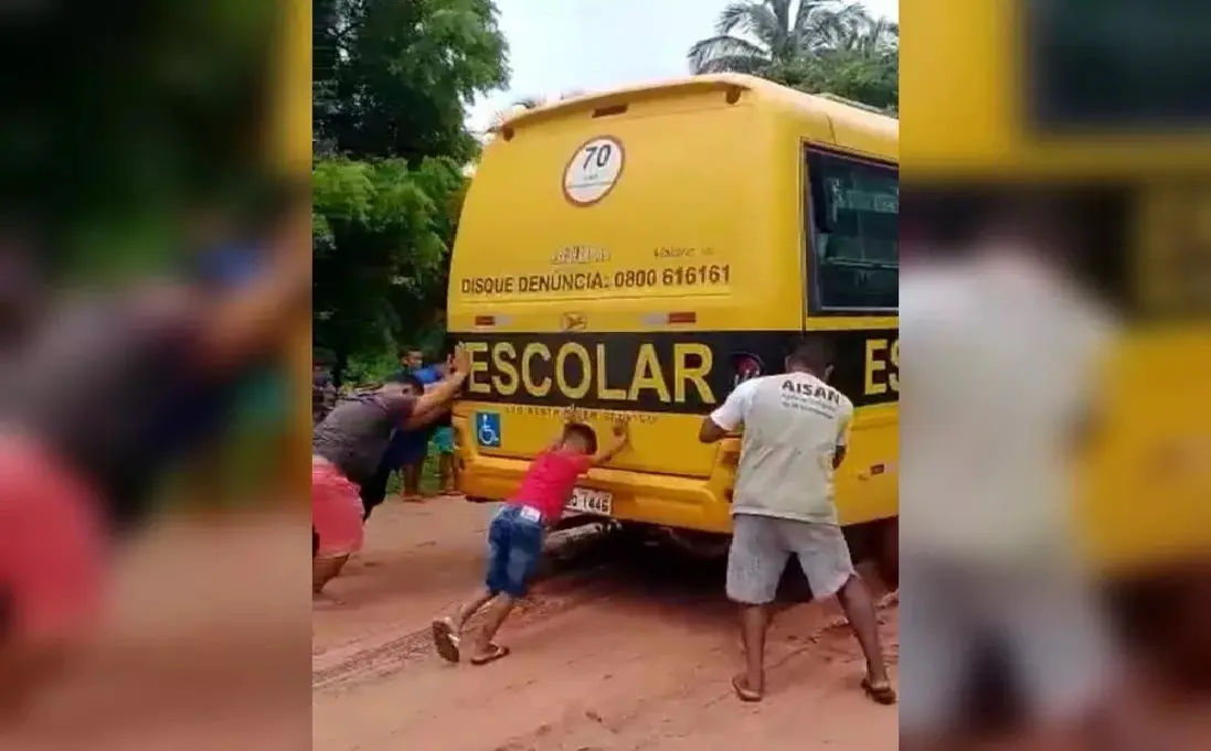 Imagem da notícia: Alunos de escola indígena de Itapipoca empurram ônibus atolado na zona rural; veja vídeo