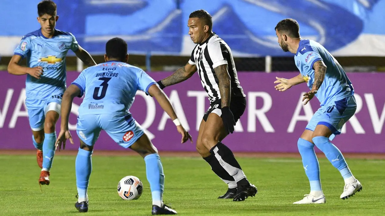 Jael com a bola e Ceará em campo contra o Bolívar, pela Sul-Americana