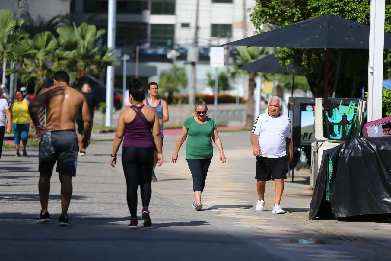 Imagem da notícia: Frequentadores da Orla de Fortaleza retiram máscaras em primeiro dia de flexibilização