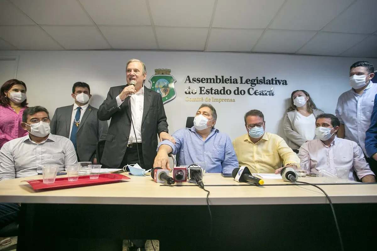 Imagem da notícia: Sem Tasso no Senado em 2023, PSDB Ceará muda presidência e tenta reorganizar força no Legislativo