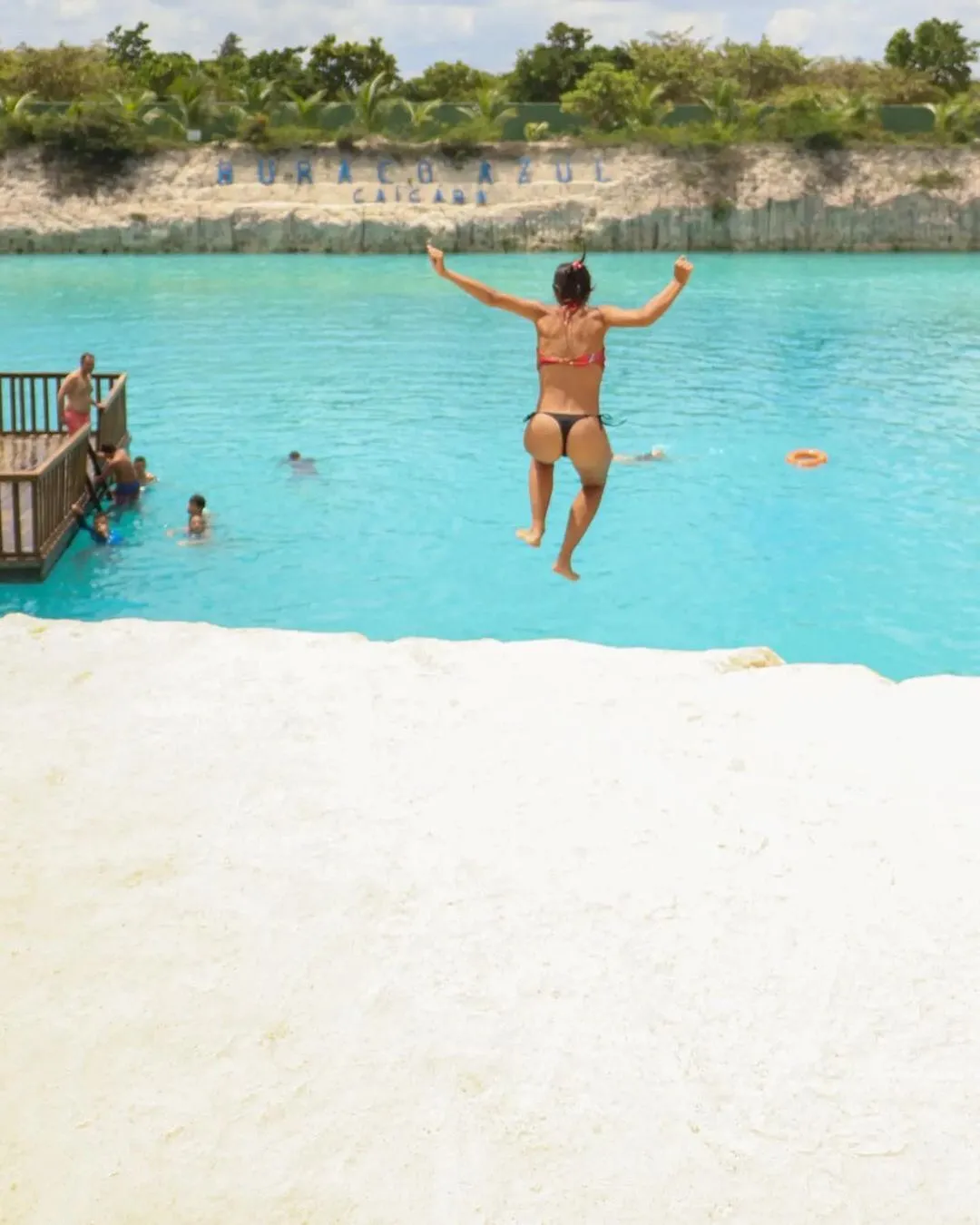 Turistas realizam saltos no Buraco Azul e nadam até deck em momentos de lazer