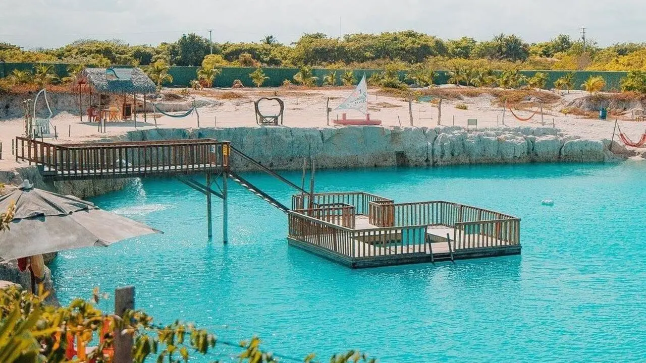 Imagem da notícia: O que é o Buraco Azul? Veja detalhes do local em que turista morreu afogado 