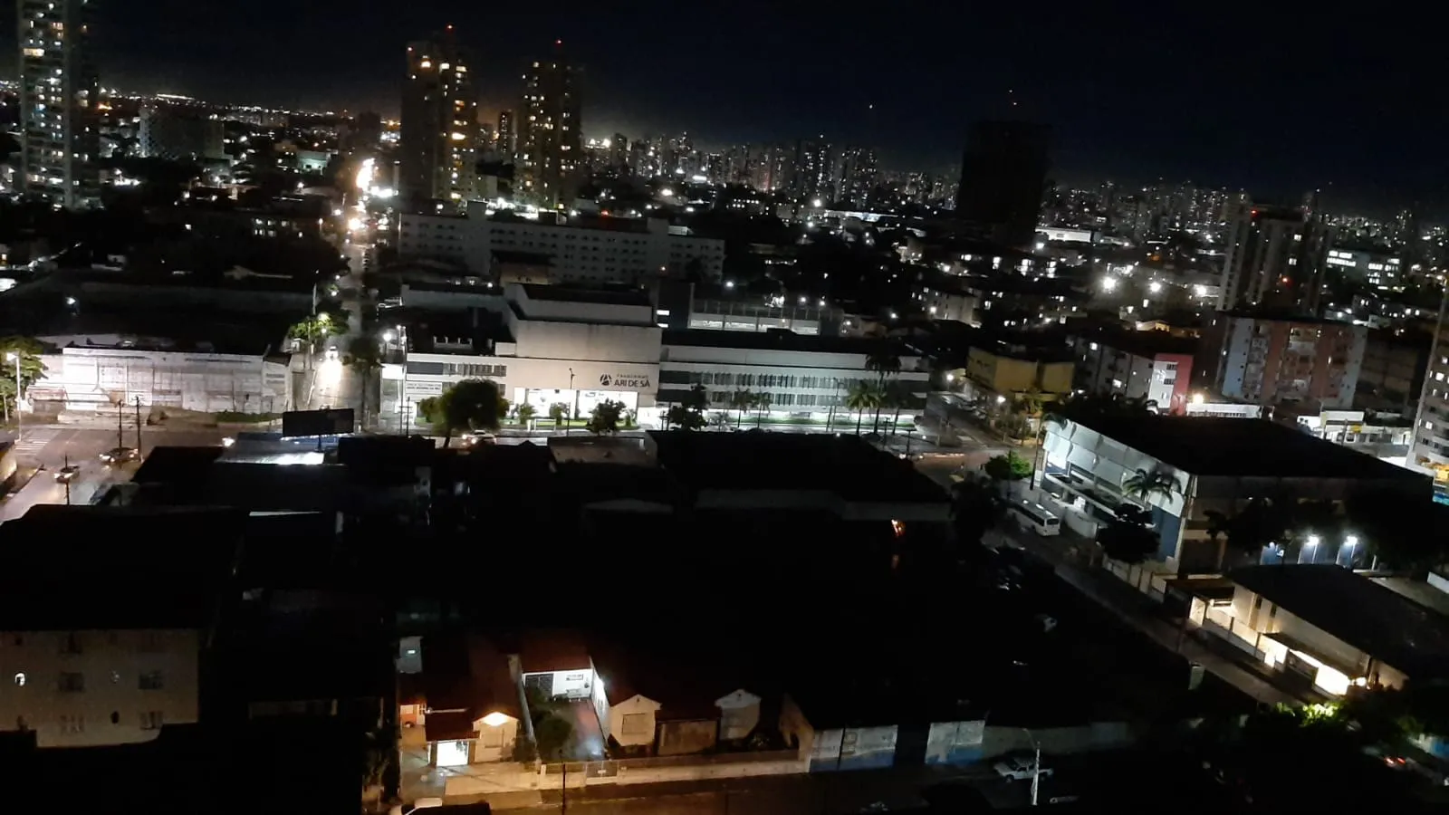 Ruas laterais ficam escuras devido aos postes sem funcionamento