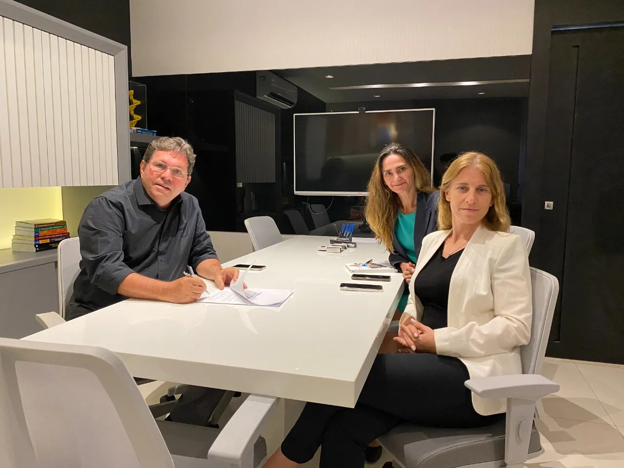 Renan Carvalho, da Marquise, assinou contrato com Lihy Teuerstein, CEO da IDE Assets e Genny Sion, representante no Brasil da IDE Technologies