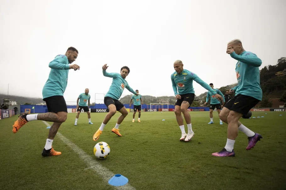 O grupo de 23 jogadores segue na preparação para enfrentar o Chile.
