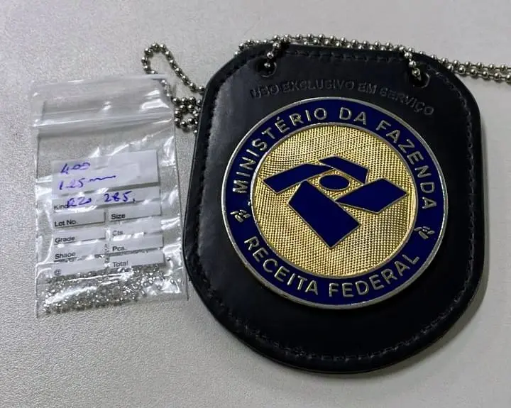 Imagem da notícia: Diamantes avaliados em R$ 100 mil são apreendidos em remessa postal em Fortaleza 