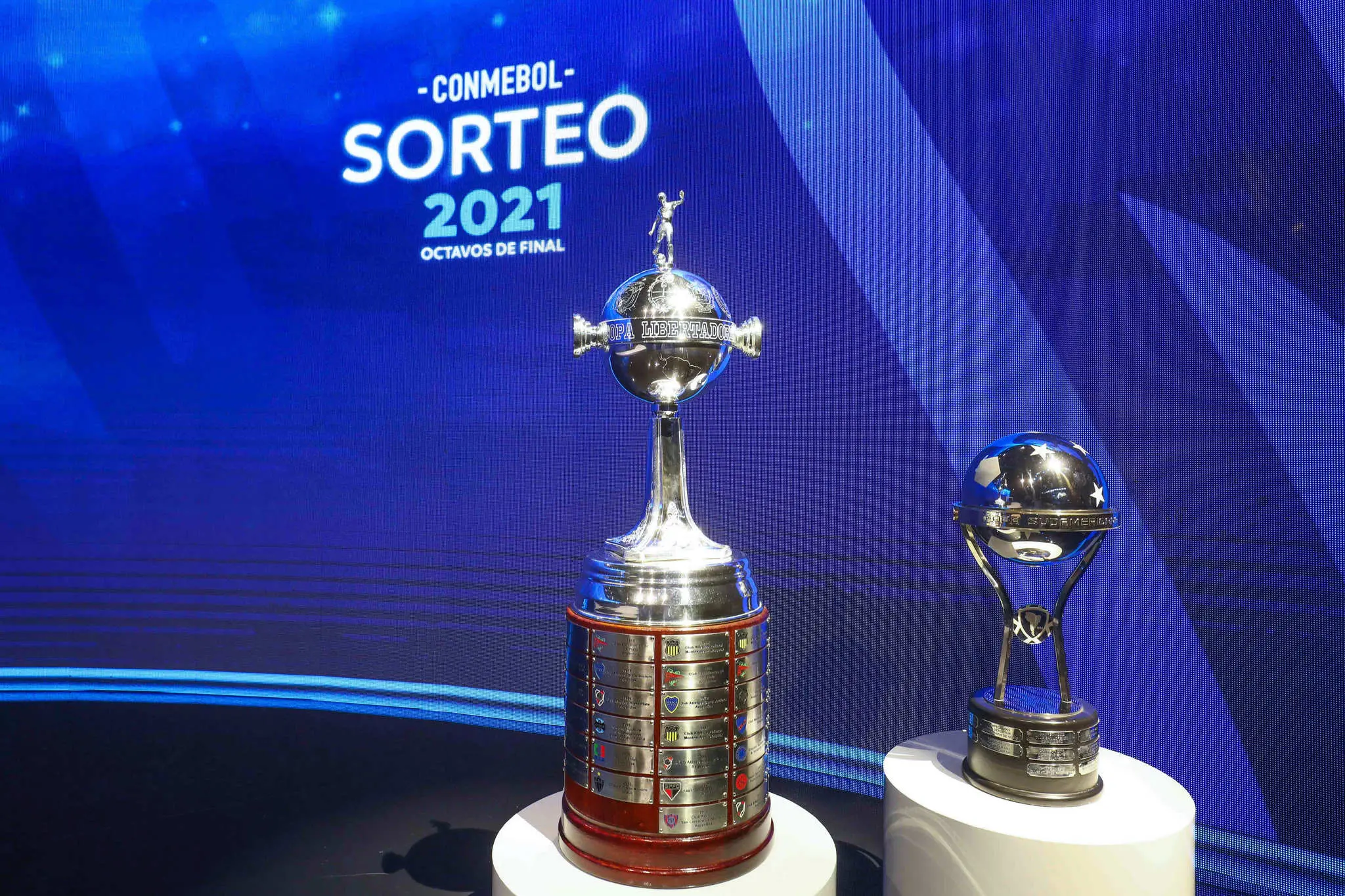 Foto das taças da Sul-Americana e Libertadores