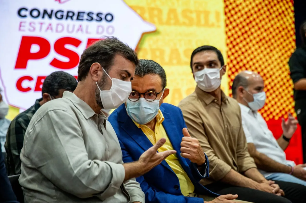 O presidente nacional do PSB, Carlos Siqueira, e o deputado federal pelo RJ, Marcelo Freixo,  estão no evento