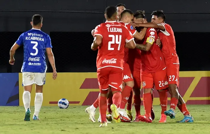 Jogadores do General Caballero comemorando gol