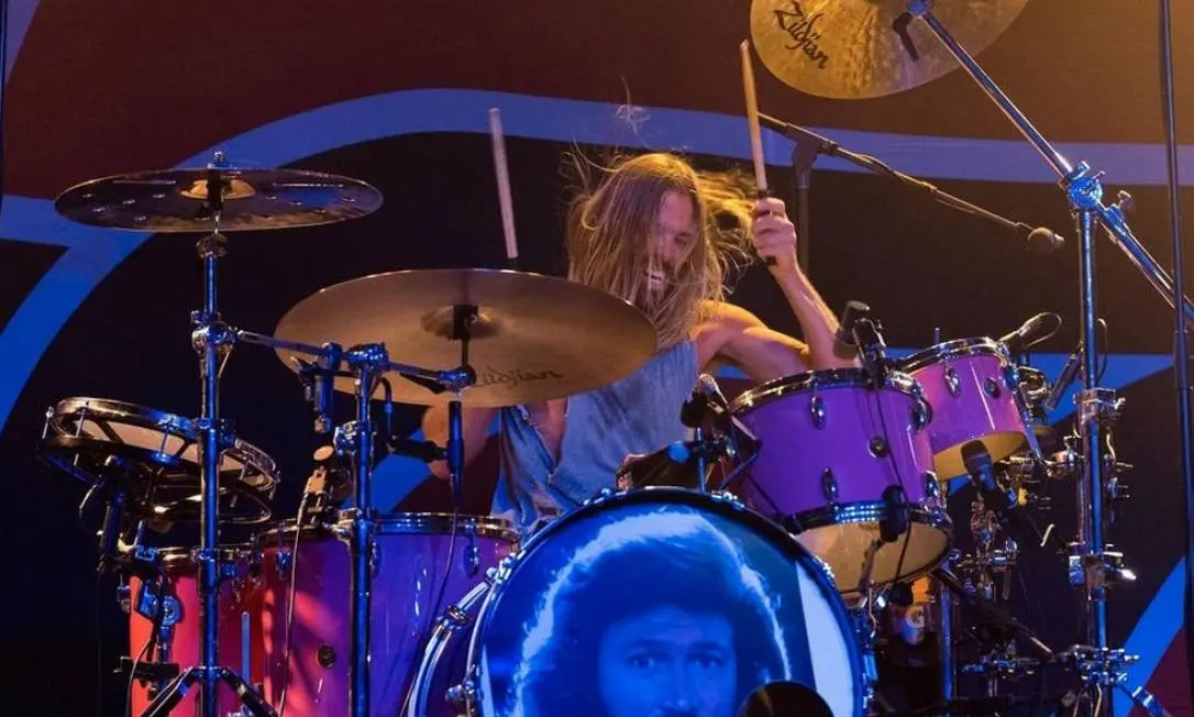 Imagem da notícia: Baterista do Foo Fighters, Taylor Hawkins, morre dois dias antes de apresentação no Lollapalooza SP
