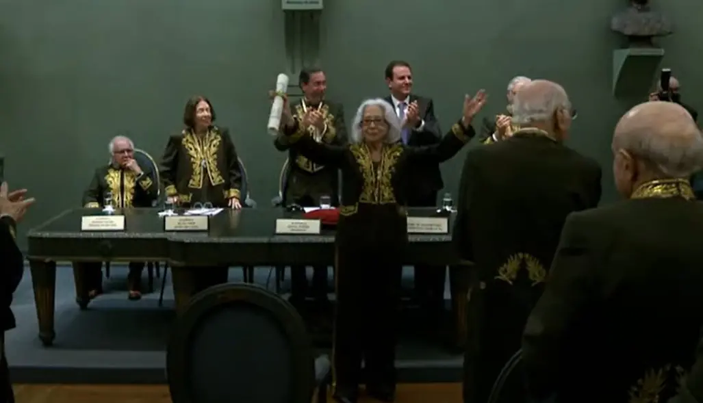 Imagem da notícia: Fernanda Montenegro toma posse na Academia Brasileira de Letras em noite festejada com artistas 