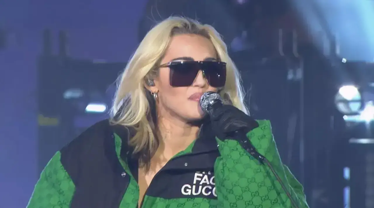 Imagem da notícia: Miley Cyrus dedica show no Lollapalooza a Taylor Hawkins 