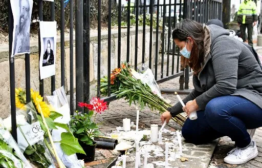 Fãs acendem velas em homenagem na frente do hotel em que o músico estava hospedado.