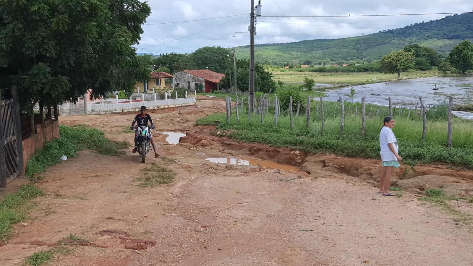 Em alguns localidades da zona rural de Várzea Alegre, só é possível trafegar de moto, bicicleta ou a pé