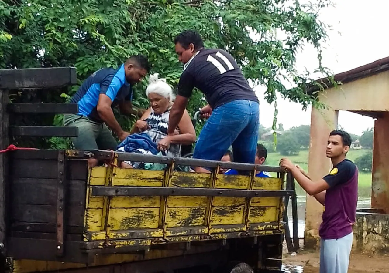 Mais de 50 famílias ficaram desabrigadas após as fortes chuvas que causaram rompimentos de pequenas barragens