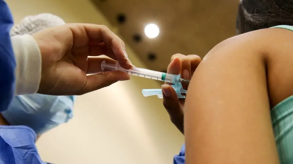 Imagem da notícia: Adolescentes grávidas ou puérperas de 12 a 17 anos podem receber dose de reforço contra a Covid-19