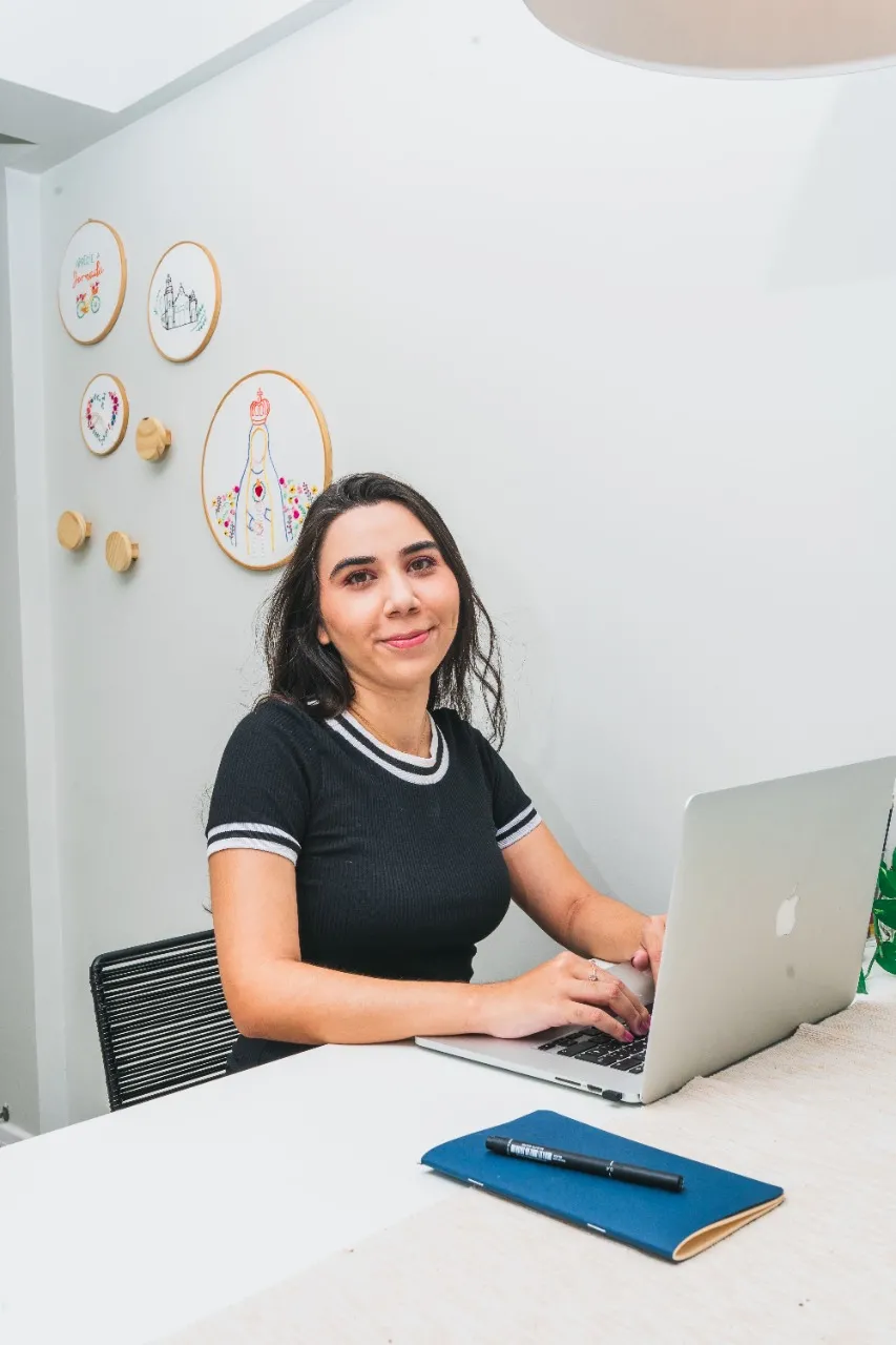 Julia trabalha em home office para uma empresa de São Paulo