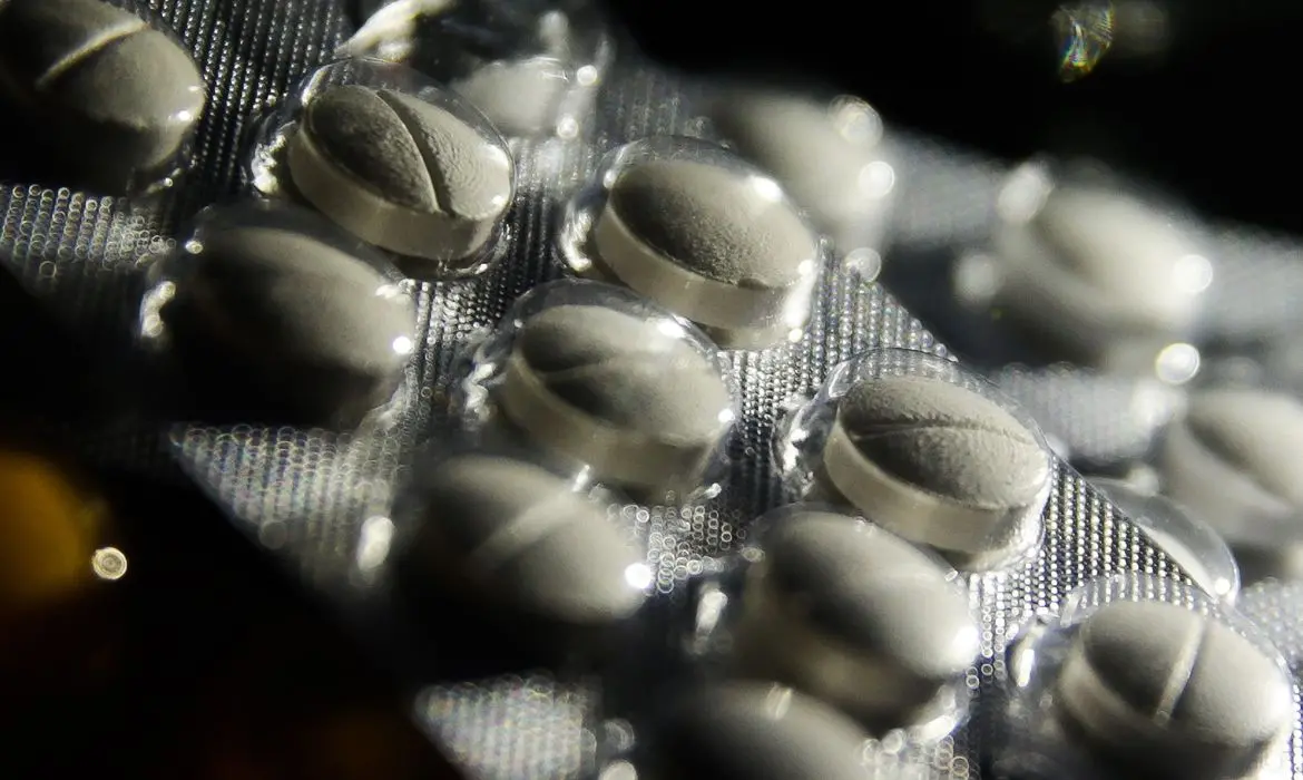 Imagem da notícia: Bolsonaro autoriza reajuste de 10,89% no preço de medicamentos 