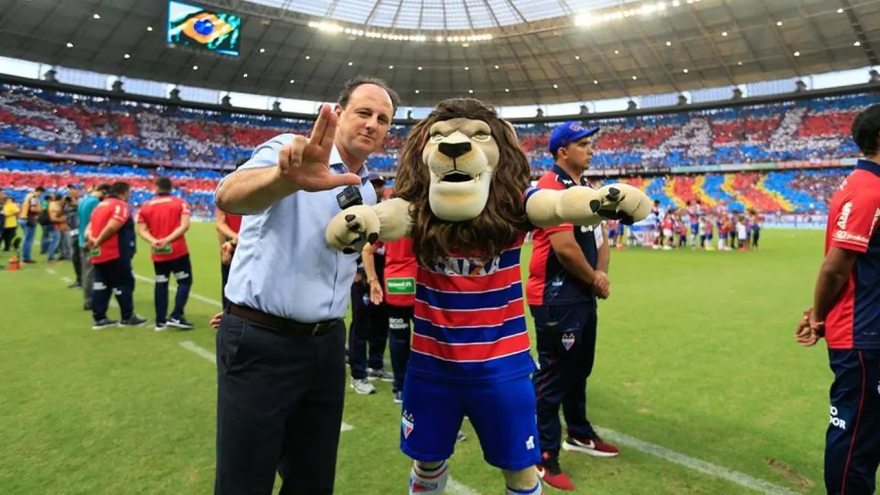 Imagem da notícia: Rogério Ceni revela que ajudou o Fortaleza com dinheiro e que família hoje torce para o clube