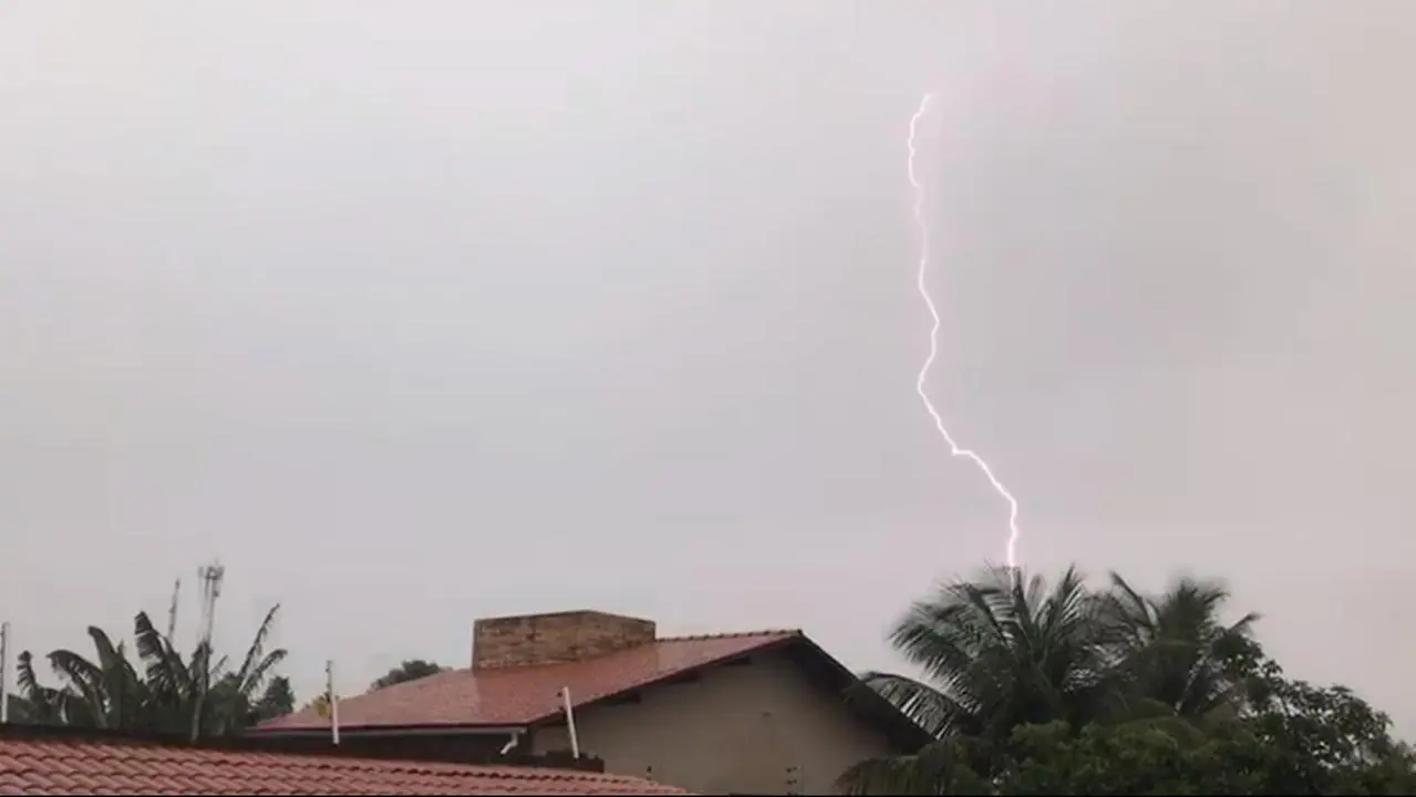 Imagem da notícia: Período de chuva: como funcionam os para-raios, quais imóveis devem tê-lo e que áreas protegem?