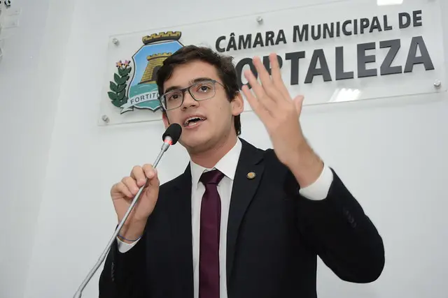 Imagem da notícia: Parlamentar cearense migra para o PL e vai a Brasília pedir abono de Bolsonaro à ficha de filiação