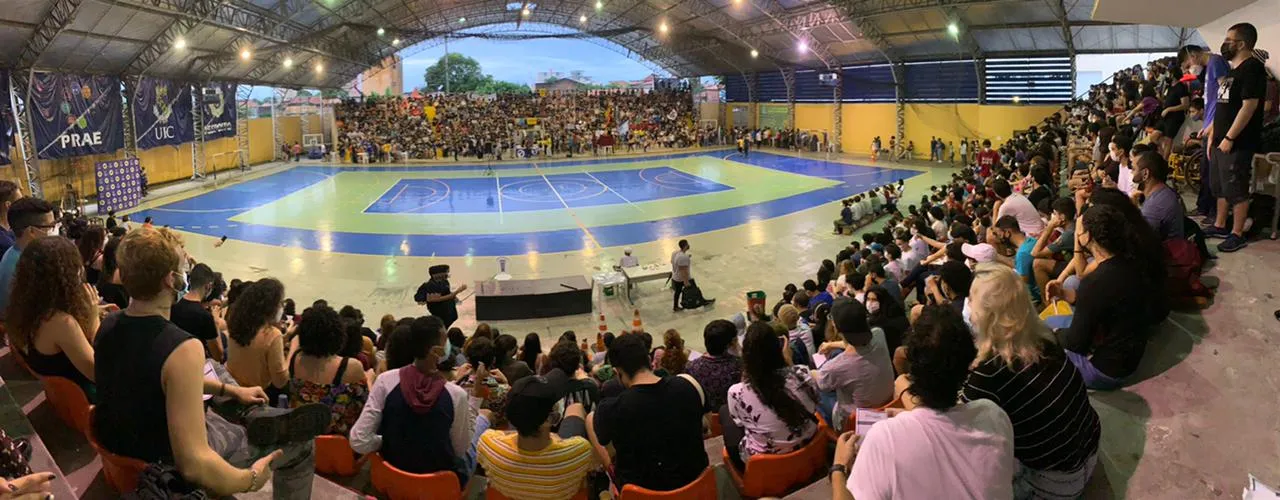 Estudantes de reuniram em assembleia geral para discutir os problemas da universidade