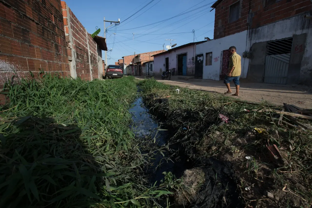 Imagem da notícia: Cerca de 9.400 famílias devem receber papel da casa em regularização fundiária no Ceará; veja lista