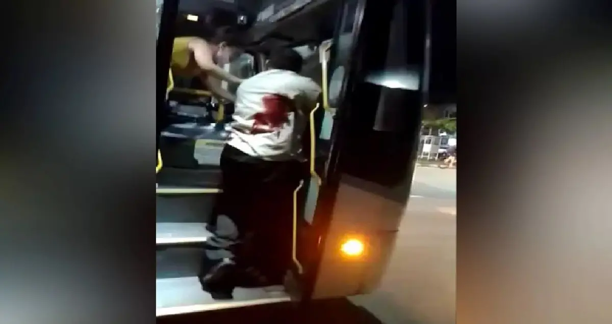Imagem da notícia: Tentativa de assalto a ônibus em Fortaleza deixa um passageiro baleado nas costas 
